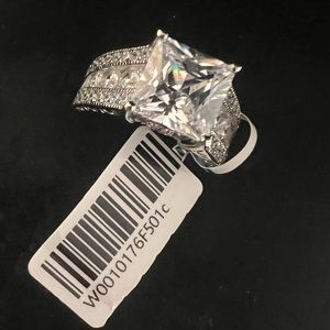 Gorgeous Lajerrio square Engagement Ring Brand New with box size 6.5 weight 7.33